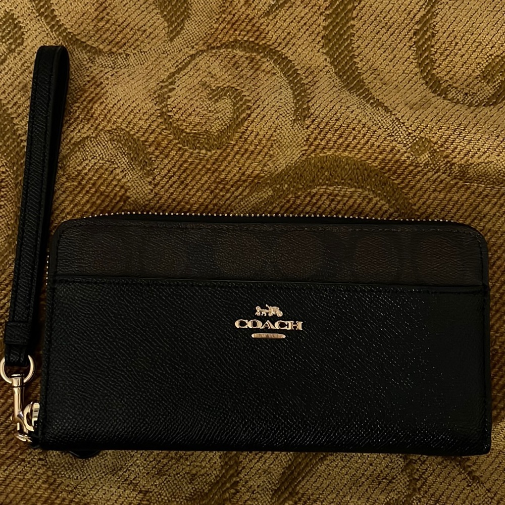 Two-Toned Coach Wallet 👛
